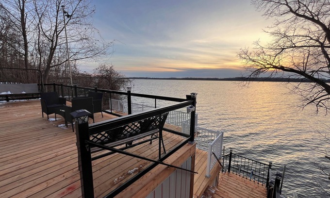Scugog Cottage | Relaxing Lake Scugog Cottage – Stunning Sunsets, Great Fishing place!