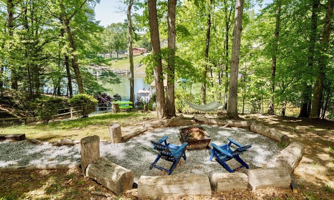 Troutman Cottage | Relaxing Lakefront Cottage on LKN - Sleeps 8, kayaks, dock, fire-pit, and more!