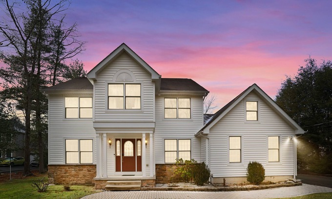 Henryville House | RELAXING LAKEFRONT! Private Fishing, Kayaks, Arcade, Poker Room and Home Gym!
