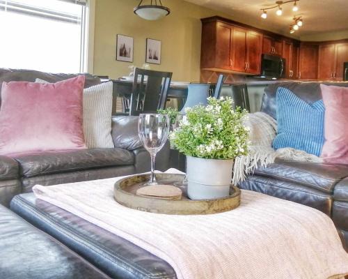 East Kootenay Apartment | Relaxing Mountain View Condo in Beautiful Radium