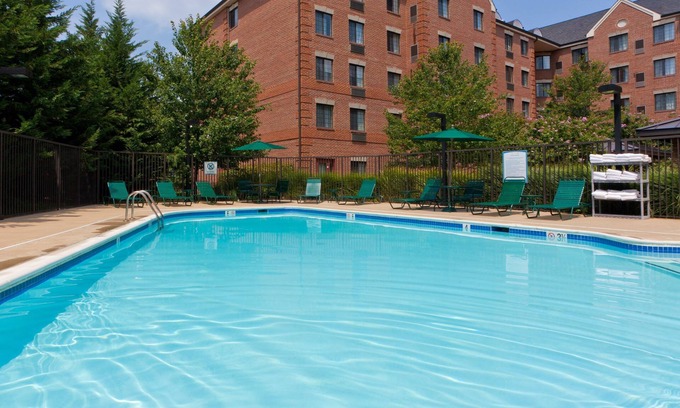 McLean Apartment | Relaxing Retreat Near DC! FREE Breakfast + On-Site Business Center