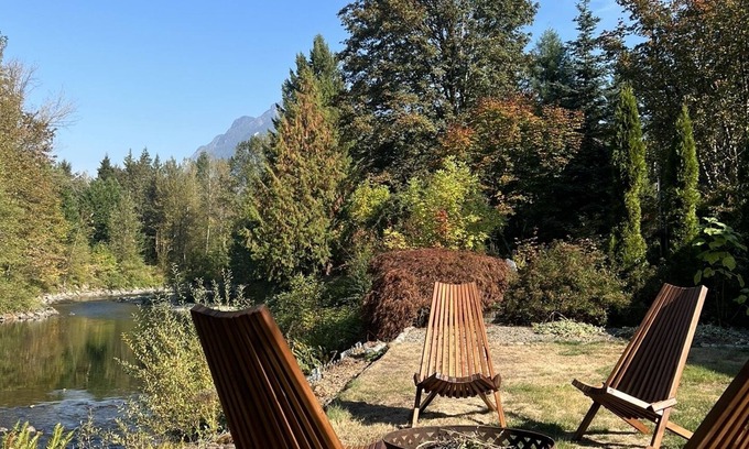 Riverbend House | Relaxing River Retreat