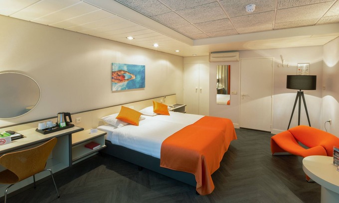 Municipality of Zeist Hotel | Relaxing Stay with On-site Restaurant, Pool, Free Parking, & Peaceful Atmosphere