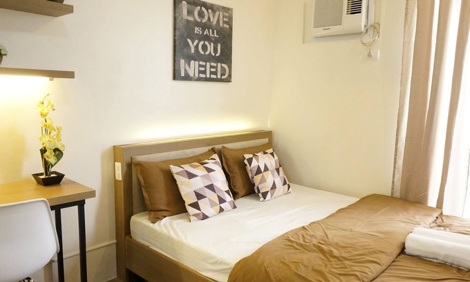 Pio del Pilar Apartment | Relaxing Studio Unit with Balcony Makati
