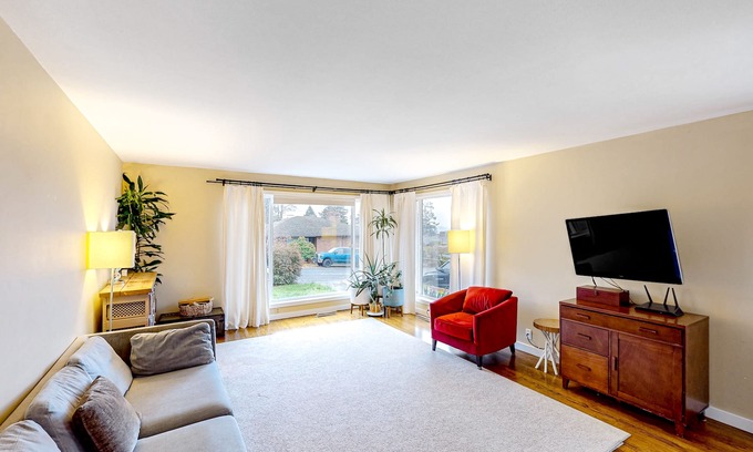 Broadview House | Remodeled mountain-view home with deck, streaming, wonderful backyard, patio, AC