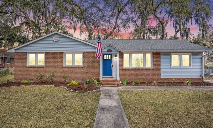 Beaufort House | Renovated: 6 min to Parris Island - 10 min to downtown - Family Gem - Beach Pass