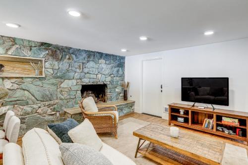 Sunset Hill Apartment | Renovated Apartment in Seattle 7 Mi to Downtown!