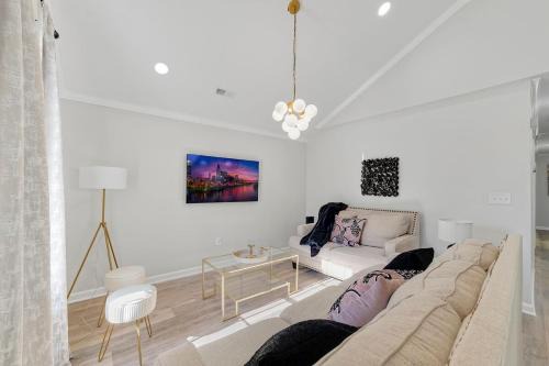 Downtown House | Renovated bungalow in DT Raleigh w firepit & king bed