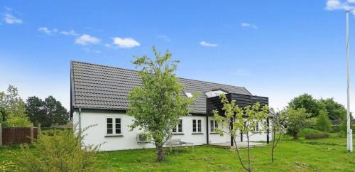 Stege House | Renovated Farmhouse By The Beach On Møn