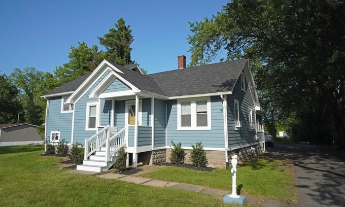 Saugerties House | Renovated home with spa access Steps from Cantine Field/HITS