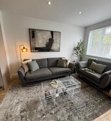 Friern Barnet Apartment | Renovated London Flat, 2BR, Wi-Fi & Free Parking