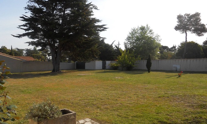 Les Portes-en-Re House | Renovated night club