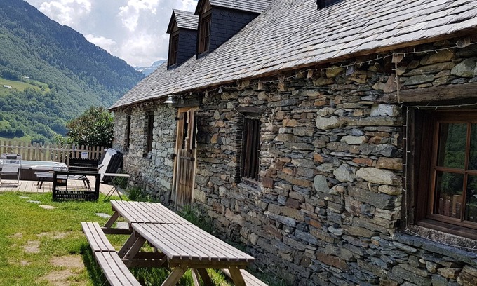 Sers House | Renovated sheepfold 10 minutes from the ski slopes for a total of 17 people