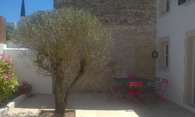 Ars-en-Re House | renovated village house with pretty courtyard 6/8