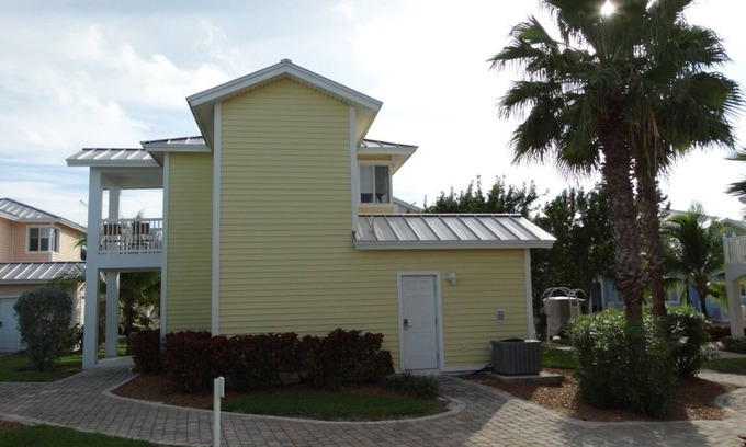Alice Town Villa | Rent a 2 bed/2 bath Villa in Alice Town, North Bimini (INCLUDES 50' dock slip)