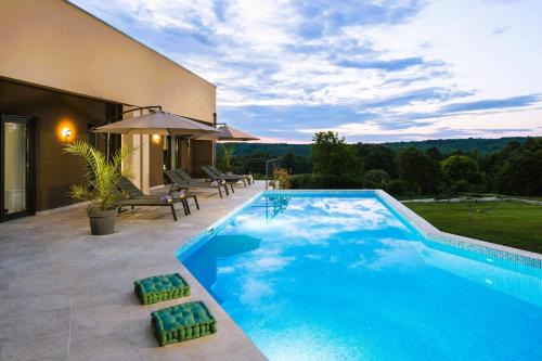 Gracisce Villa | Residence Villa Manuela with Pool & Jacuzzi - Batlug