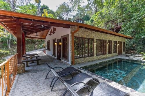 Quepos Villa | Restful Casa Quetzal Luxurious Rainforest Retreat