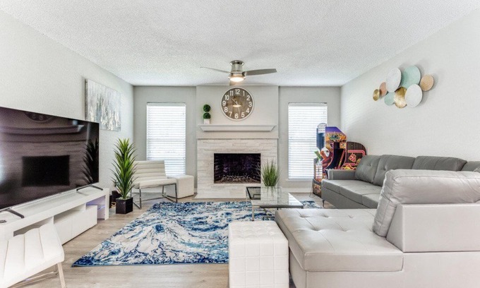 Richardson House | Reston NEW Bright, Airy Home w/In Ground Pool & Grill