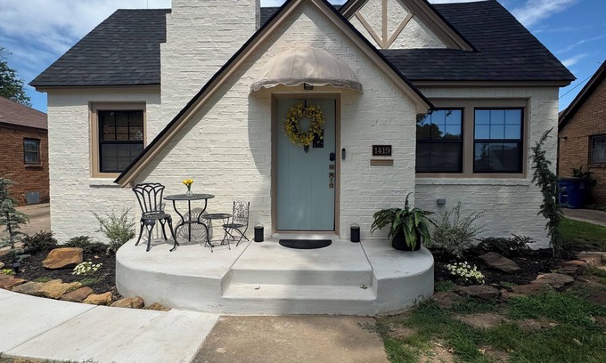 Cherry Street House | Restored Charming Cottage, sleeps 6, Hot tub.