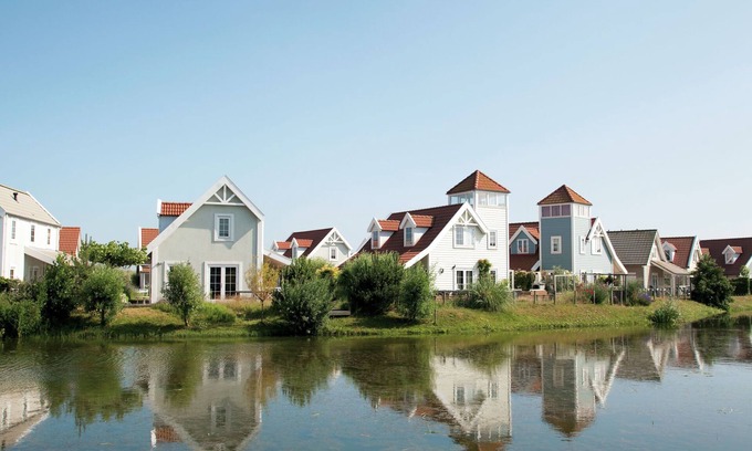 Hoek van Holland Villa | Restyled villa with soundbar 500m. from the beach