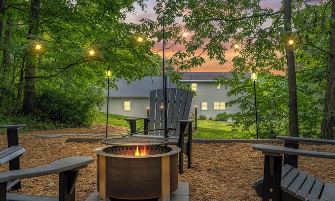 Newport House | Retreat with Great View, Hot Tub & Espresso Bar