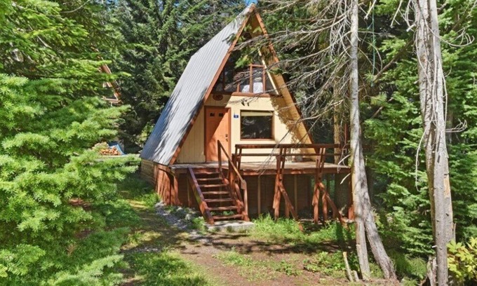 Snoqualmie Pass House | Retro A-frame Cabin w/fireplace