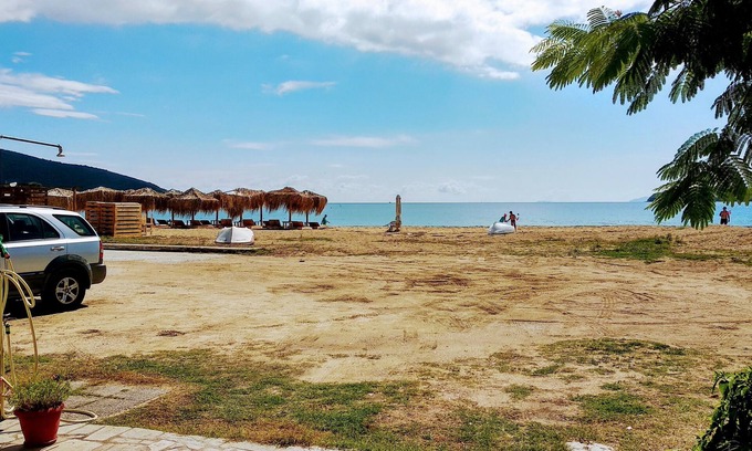 Nea Peramos Apartment | Retro beach house