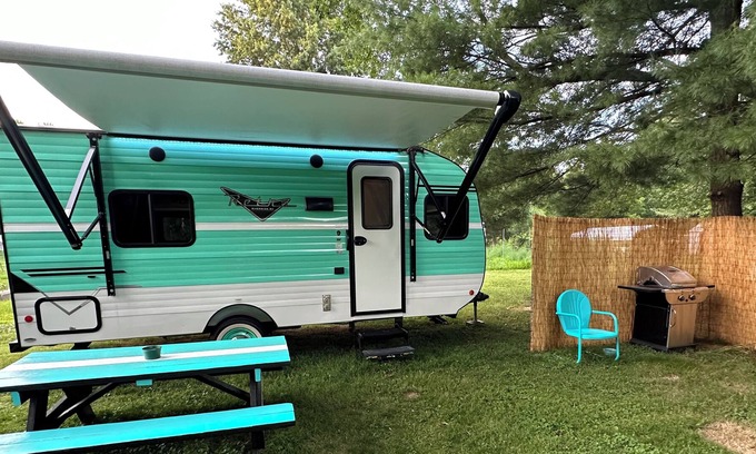 Edwardsville House | Retro Camper on Historic Route 66 Homestead