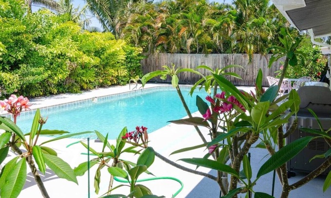 Indian Harbour Beach House | Retro Chic Decor wPrivate Pool Close to Beach 3br