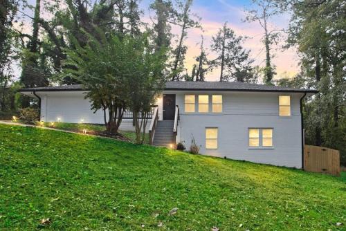 Austell House | Retro Cumberland 2-Story Hangout near Six Flags