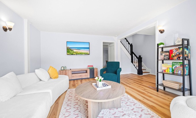 Holland House | Retro Quirky 4BR Gem near Mpls Downtown, UMN, US Bank & Huntington Stadiums