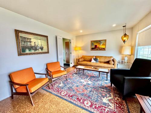 Van Wert House | Retro Refuge On Woodstock Dr