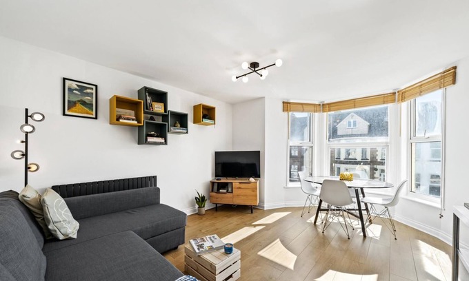 Newquay Apartment | Retro Surf pad Newquay - Moments off Fistral Beach