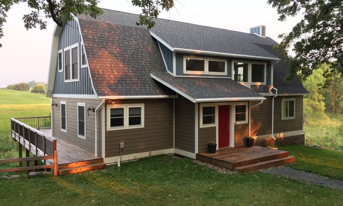 Dalton House | Reunions & Groups. Open space inside & out. Yoga loft. 45 acres. Scenic. Quiet.