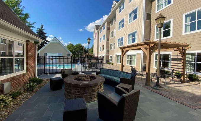 Crosswoods Hotel | Revi Columbus North