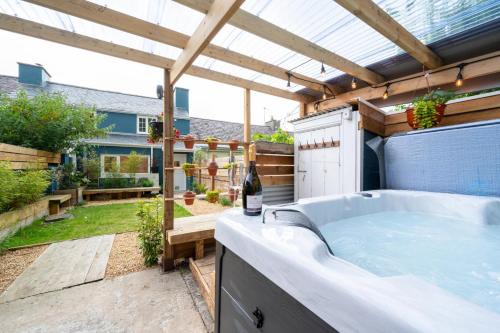 Aberaeron House | Rhyd y Fen