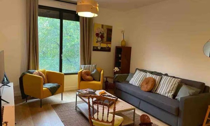 Arsenal Apartment | Richard Lenoir 8 people facing Metro Clim 1 fully-equipped elevator.