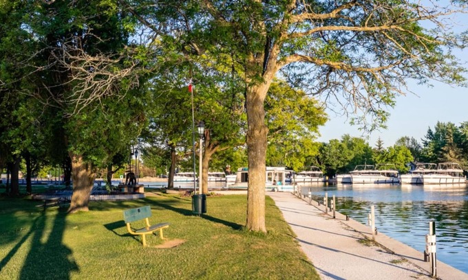 Smiths Falls Apartment | Rideau King 1Br Apartment Free Parking
