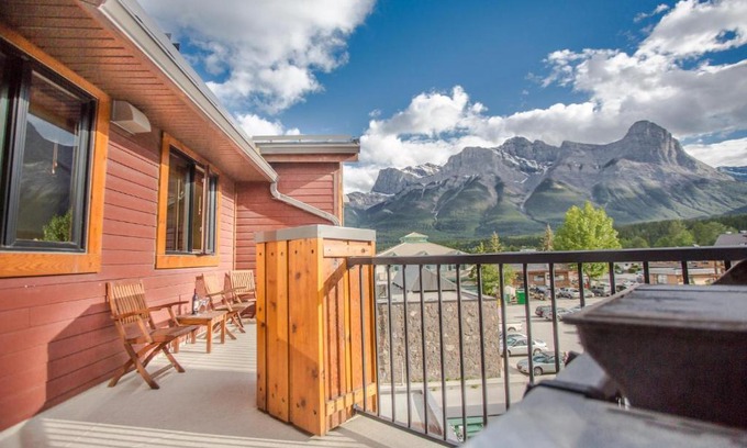Town Centre House | RidgeView Loft - Top Floor 2 Bed 2 Bath, Amazing Views