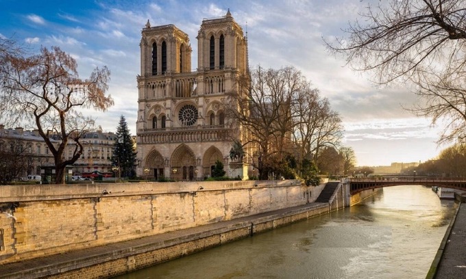 Sorbonne Apartment | RIGHT IN FRONT OF NOTRE-DAME AT QUAI SAINT-MICHEL – 160 M² - 4 BEDROOM