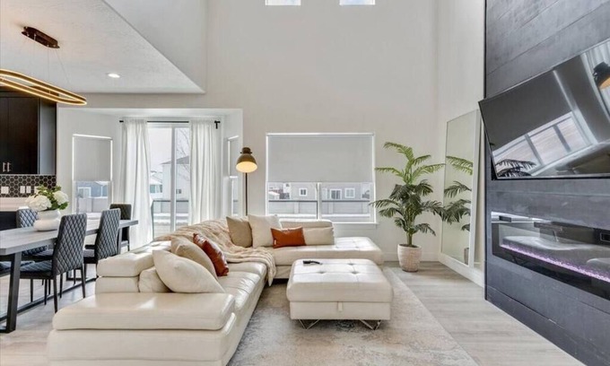 Vineyard House | Right off Freeway, Quiet Neighborhood, King Bed!