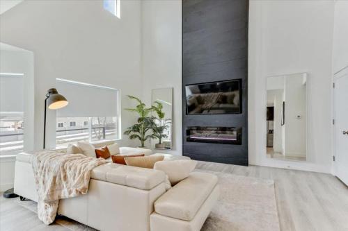 Vineyard House | Right off Freeway Quiet Neighborhood King Bed