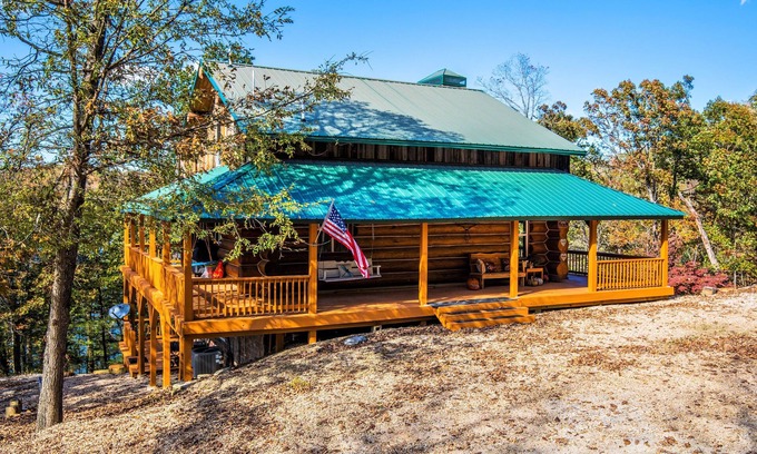 Garfield Cabin | Right on the water, stay at this Instagram photo-ready real LOG CABIN +Kayaks!