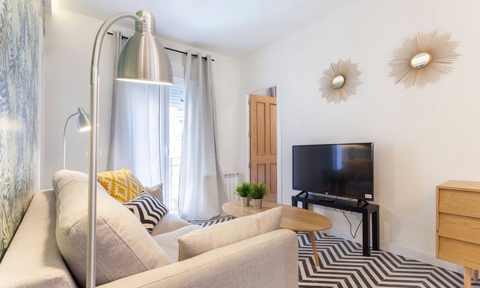 Almendrales Apartment | Rio Plaza II apartment in Madrid