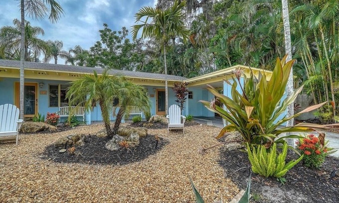 Laurel Park House | Ritzy Palms Downtown Estate-5 minutes to beach-walking distance to downtown!