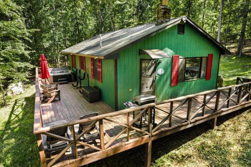 Great Cacapon House | River Access Cabin w Hot Tub Kayaks WiFi Grill