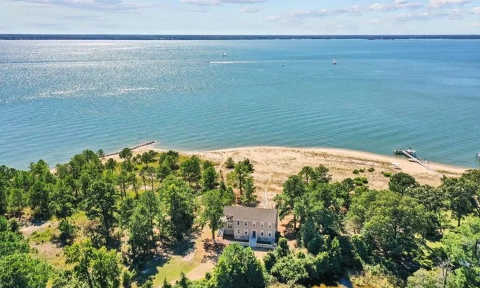 White Stone House | River Beachfront- Spacious Dog & Family Friendly 3 Bedroom Home on Shared Beach