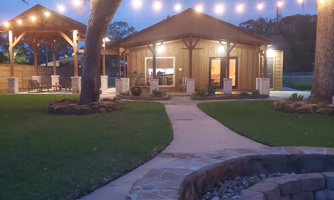 Brazoria House | River front retreat with open green space