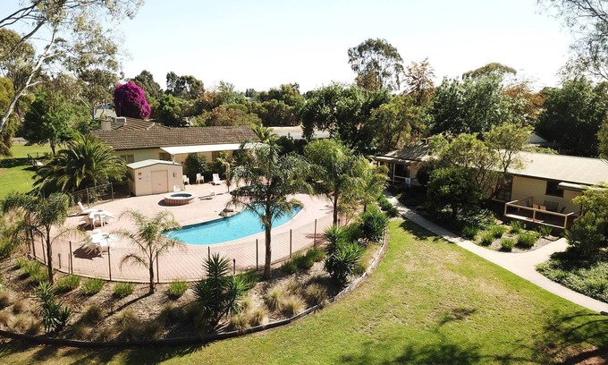 Moama Cabin | River Frontage Unit in family friendly Resort - Moama