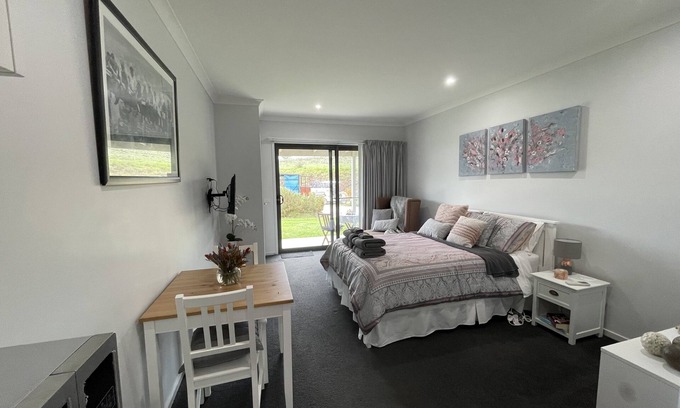 Axedale Bed & Breakfast | River Gardens Axedale Pet friendly B & B Farm stay - Motel Room